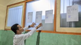 Bawaslu Magetan Menempel Papan Informasi Hasil Pleno Laporan Dugaan Pelanggaran Pilkada. ( joko nugroho/magetan). 