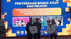 Bupati Pacitan Indrata Nurbayuaji memberikan bonus pada atlet dan pelatih.