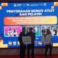 Bupati Pacitan Indrata Nurbayuaji memberikan bonus pada atlet dan pelatih.
