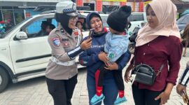 Polwan Polres Magetan Bagikan Coklat Ke Pengunjung Sarangan. 