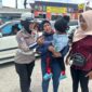 Polwan Polres Magetan Bagikan Coklat Ke Pengunjung Sarangan. 