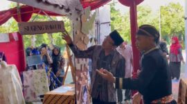 Kasek SMAN 1 Barat Sudjianto Melihat Stand Siswa. 