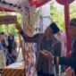 Kasek SMAN 1 Barat Sudjianto Melihat Stand Siswa. 