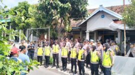 Warga Melurug Kantor Desa Malang Kecamatan Maospati.