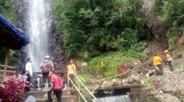 Longsor Di Wisata Air Terjun Ngadiloyo.