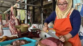 Pedagang Daging Sapi di Pasar Sayur Magetan. 