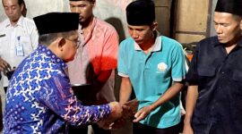 Pj Gubernur Jawa Timur Adhy Karyono menyampaikan santunan kepada Keluarga Korban. 