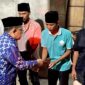 Pj Gubernur Jawa Timur Adhy Karyono menyampaikan santunan kepada Keluarga Korban. 