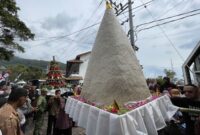 Tumpeng Gono Bau Diarak Menuju Telaga Sarangan.