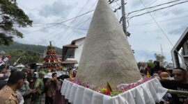 Tumpeng Gono Bau Diarak Menuju Telaga Sarangan.