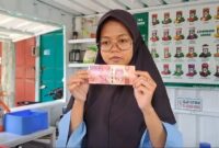 Pemilik Warung Tunjukan Uang Pecahan 100 ribu diduga Upal.