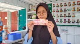 Pemilik Warung Tunjukan Uang Pecahan 100 ribu diduga Upal.