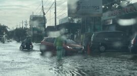 Kondisi Jalur Depan Pintu Gerbang UNESA di Magetan. 