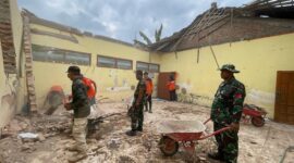 Tim Gabungan BPBD, POLRI Dan TNI Bersihkan Material - Material Bangunan.