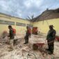 Tim Gabungan BPBD, POLRI Dan TNI Bersihkan Material - Material Bangunan.