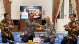 Pj Bupati Madiun Tontro Pahlawanto Serahkan Potongan Tumpeng Kepada Perwakilan Wartawan di Kabupaten Madiun. ( Septian Bayu/Madiun).  