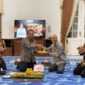 Pj Bupati Madiun Tontro Pahlawanto Serahkan Potongan Tumpeng Kepada Perwakilan Wartawan di Kabupaten Madiun. ( Septian Bayu/Madiun).  