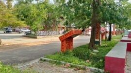 Pertokoan di lokasi destinasi wisata pantai Pancer Door Pacitan.
