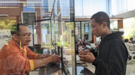 Warga Mengurus e-KTP Di kantor Dinas Dukcapil Magetan. ( joko nugroho/magetan). 