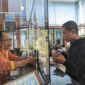 Warga Mengurus e-KTP Di kantor Dinas Dukcapil Magetan. ( joko nugroho/magetan). 