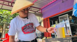 Anggota Legislatif Komisi IV DPR RI Riyono Melakukan Uji Takar Minyakita. (Septian Bayu/Magetan).