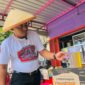 Anggota Legislatif Komisi IV DPR RI Riyono Melakukan Uji Takar Minyakita. (Septian Bayu/Magetan).