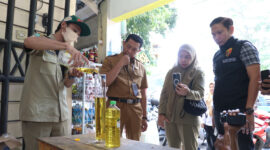 Satgas Pangan Ukur Volume Minyakita.