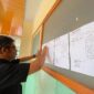 Surat Pemberitahuan Keputusan Laporan Di Kantor Bawaslu Magetan. (Joko Nugroho/Magetan)