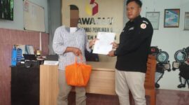 = Salah Satu Pelapor Serahkan Bukti Kepada Bawaslu.  
