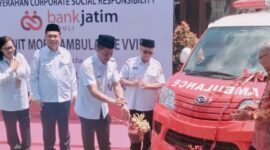 Penyerahan CSR ambulans VVIP kepada RSUD Ngudi Waluyo Wlingi. ( Dyan/Blitar)