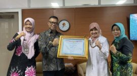  Pj Bupati Magetan Nizhamul dibersamai Kepala DPMPTSP serta Kabag Ortala Setdakab Magetan Verawati Setyaningrum. 