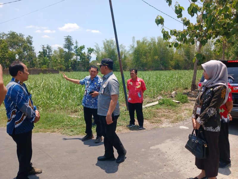 Pj Bupati Magetan Nizhamul Ketika Sidak Bersama Kadisperindag Magetan Sucipto Di Tanah Aset Pemkab Magetan Di Jalan Pramuka.