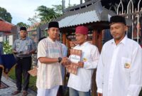 Karutan Magetan Ari Rahmanto menyerahkan dokumen remisi kepada warga Binaan.