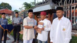 Karutan Magetan Ari Rahmanto menyerahkan dokumen remisi kepada warga Binaan.