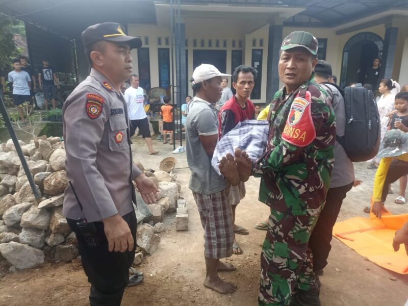 Evakuasi Jenasah Korban. 