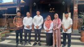 Cabup Magetan Nanik Sumantri bersama Ketum PSI Kaesang Pangarep 