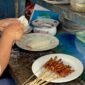 Salah Satu Penjaja Mamin Meracik Sate dan Lontong