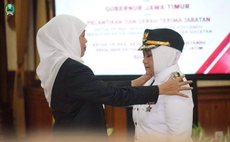 Gubernur Jawa Timur Khofifah Indar Parawansa Lantik Bupati Magetan Nanik Endang Rusminiarti. ( Aset Bagian Prokopim Magetan).