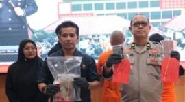 Kasat Reskrim Polresta Madiun AKP Agus Setiawan Tunjukan Alat Bukti. 