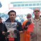 Kasat Reskrim Polresta Madiun AKP Agus Setiawan Tunjukan Alat Bukti. 