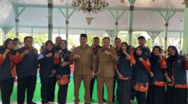 Bupati Madiun Hari Wuryanto bersama Fasilitator SLRT Madiun. ( Septian Bayu/Madiun)