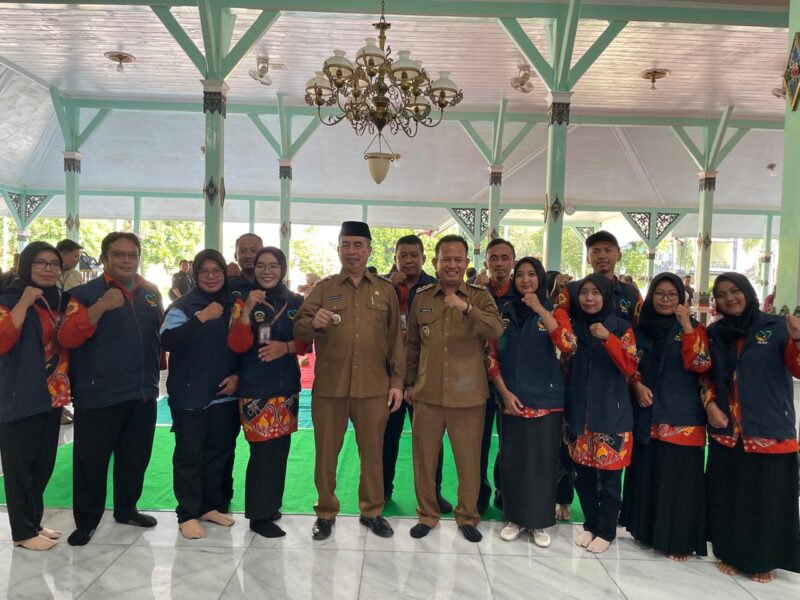 Bupati Madiun Hari Wuryanto bersama Fasilitator SLRT Madiun. ( Septian Bayu/Madiun)