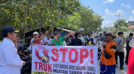 Aksi Protes Warga Tanjungsepreh Kecamatan Maospati. ( Joko Nugroho/Magetan). 