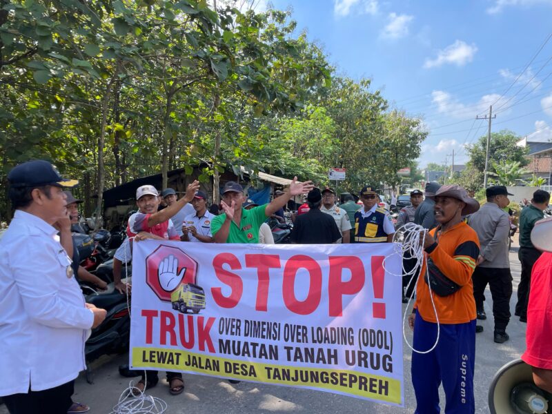 Aksi Protes Warga Tanjungsepreh Kecamatan Maospati. ( Joko Nugroho/Magetan). 