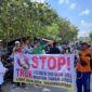 Aksi Protes Warga Tanjungsepreh Kecamatan Maospati. ( Joko Nugroho/Magetan). 