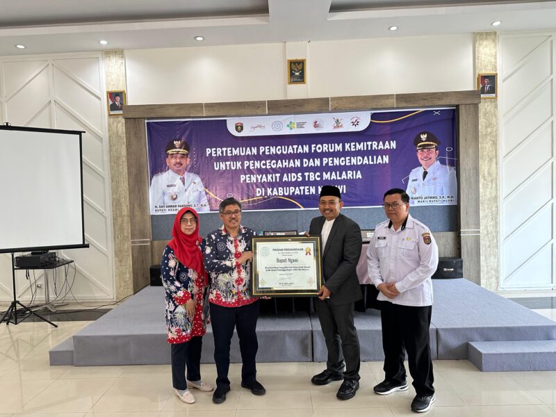 Bupati Ngawi Ony Anwar Harsono Terima Penghargaan Dari Adinkes. 