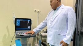 Dokter spesialis urologi, dr. Faathir Baihaqi Ghifary Perlihatkan Alat Untuk Layanan. (Joko Nugroho/Magetan)