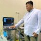 Dokter spesialis urologi, dr. Faathir Baihaqi Ghifary Perlihatkan Alat Untuk Layanan. (Joko Nugroho/Magetan)