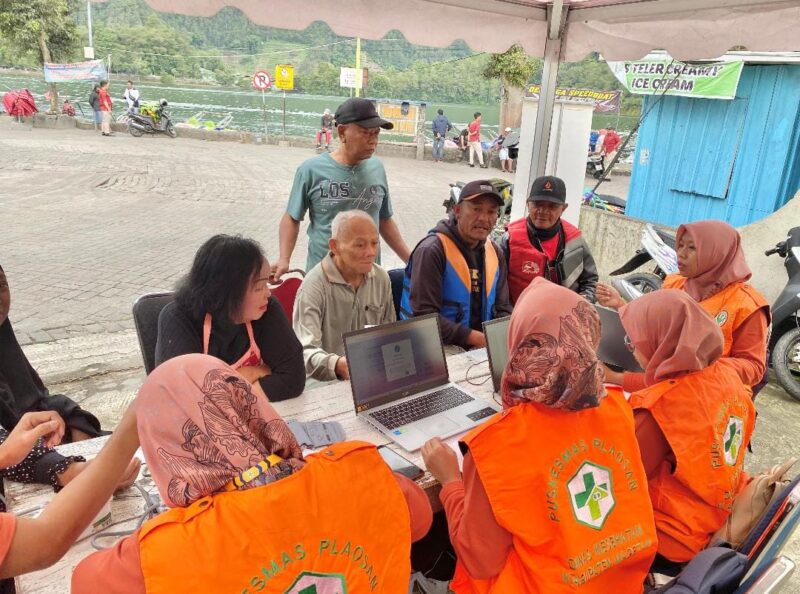 Sopir Speedboat Telaga Sarangan Magetan Mendapatkan Pemeriksaan Tim Medis. 