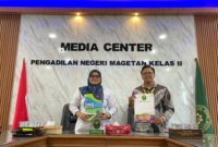 Ketua PN Magetan Mayasari Oktavia bersama Pihak Unesa 5 Magetan Syahid akhmad Faisol.